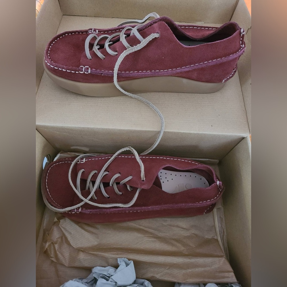 🎊BOGO🎊 NIB Yogi rust suede Finn sneakers